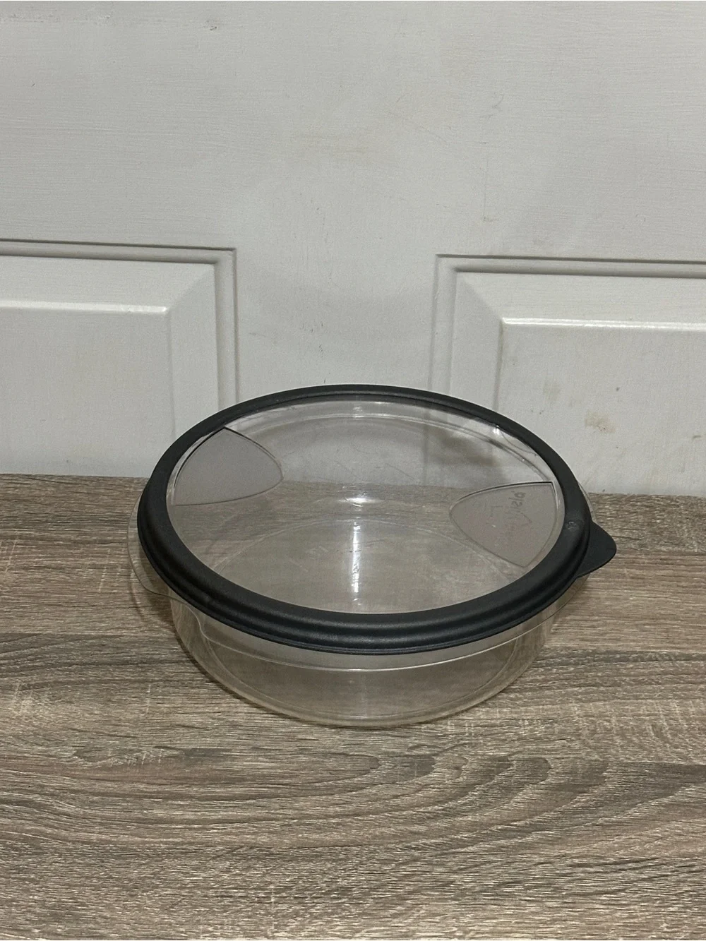 Rubbermaid Stain Shield Container 10.6 Cup Round 2.6 Quart 2.5L With Lid 585D